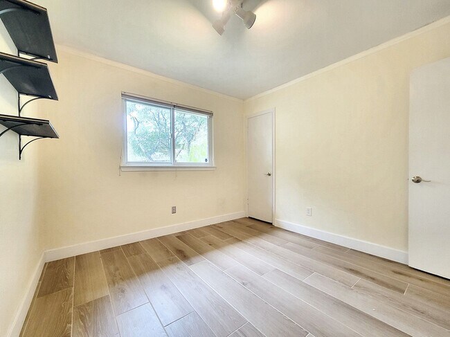 Building Photo - 3/BR 2/BA Single-Level Home with Sunroom a...