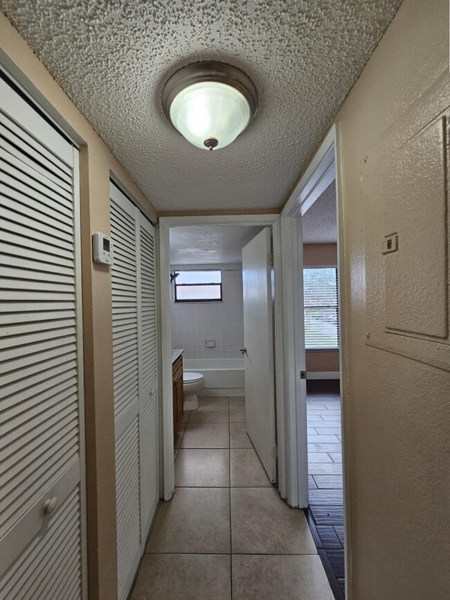 Building Photo - 1543 Lake Crystal Dr