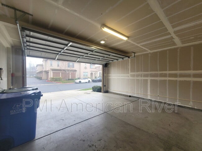 Building Photo - 8143 Crystal Walk Cir