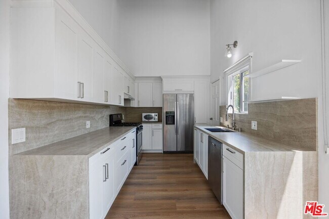 Building Photo - 8809 Wonderland Park Ave