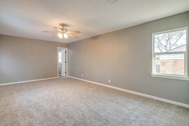 Building Photo - Spacious 4-Bedroom Gem with Granite Touche...