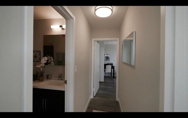 Building Photo - 40 E Delaware Pl