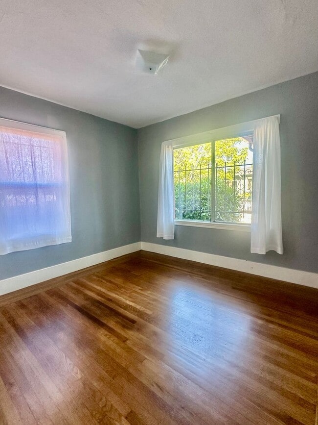 Building Photo - Charming single family home available for ...