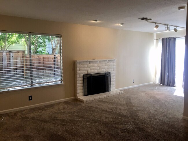 Building Photo - 131 Fountainhead Ct