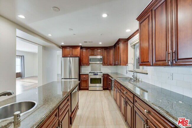 Building Photo - 918 S Wooster St