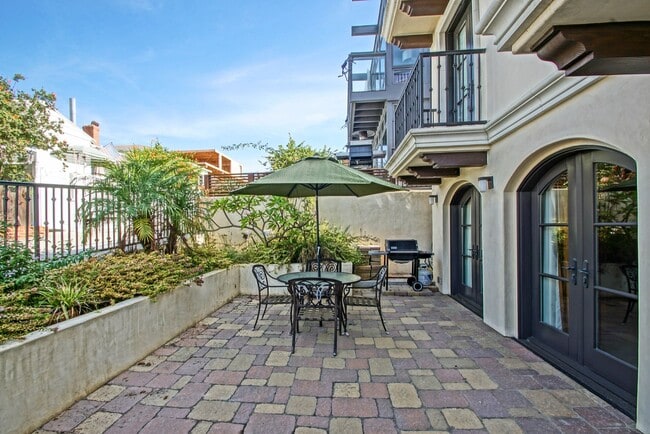 Building Photo - LUXURIOUS & FULLY FURNISHED, 2800 SQ FT WALKSTREET HOME W/ GREAT OCEAN VIEWS, LARGE DECK, 3 BALCO...