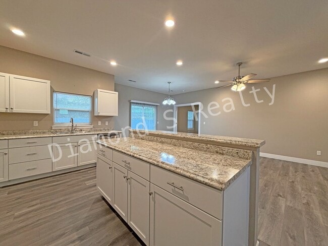 Building Photo - Gorgeous 4 Bedroom Ozark House Coming Earl...
