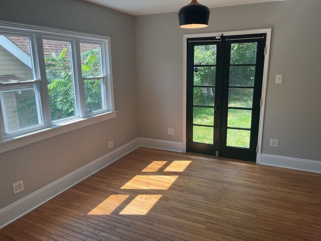 Building Photo - Charming 2-Bedroom Property in Prime Location