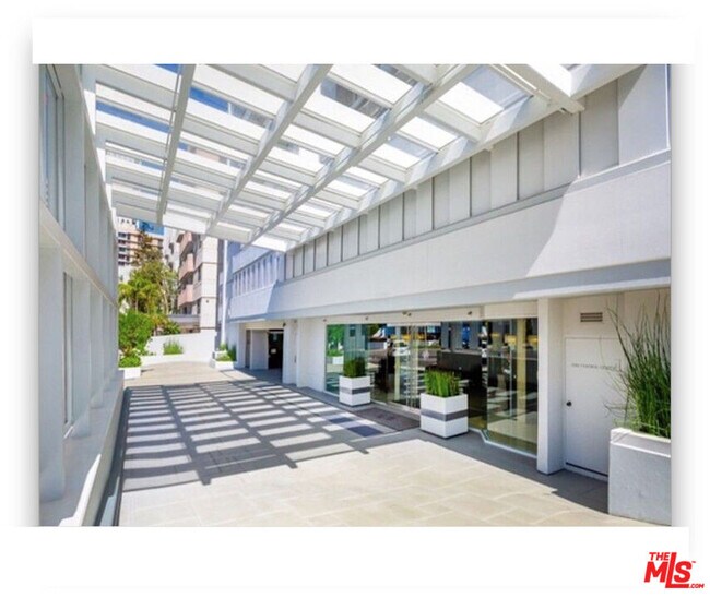 Building Photo - 10660 Wilshire Blvd