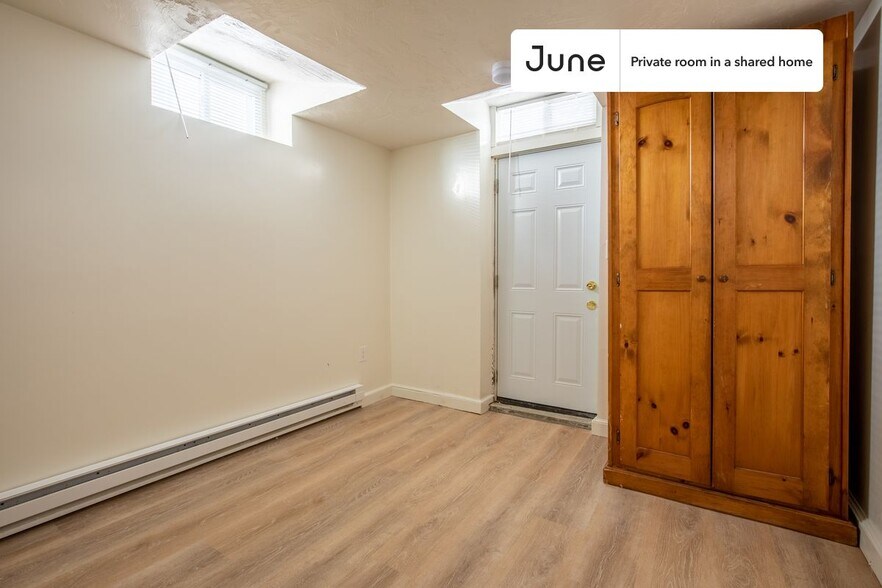 Building Photo - Private bedroom in 5 bed/2 bath Home