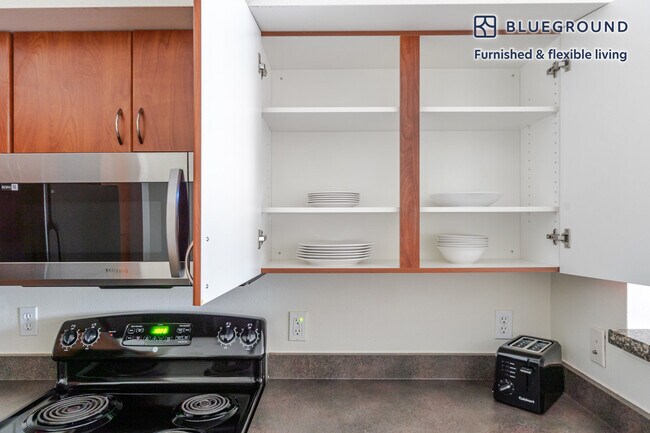 Building Photo - 362 Bellevue Way NE