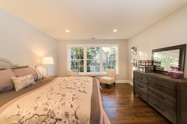 Building Photo - Luxury 3-Bed/1.5 Bath East Rock Condo Avai...