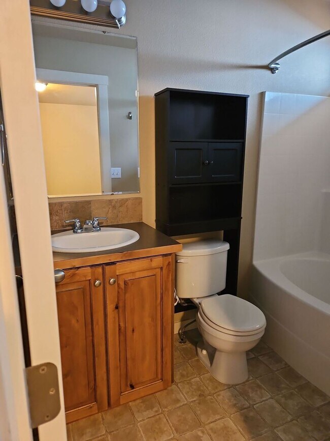 Building Photo - Beautiful 3 bedroom 2 bath home with a great location.