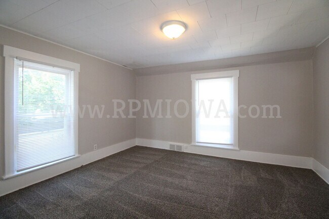 Building Photo - CHARMING!! 3 bedroom, 1.5 Bath Home in Des Moines