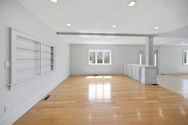 Building Photo - 564 Main St