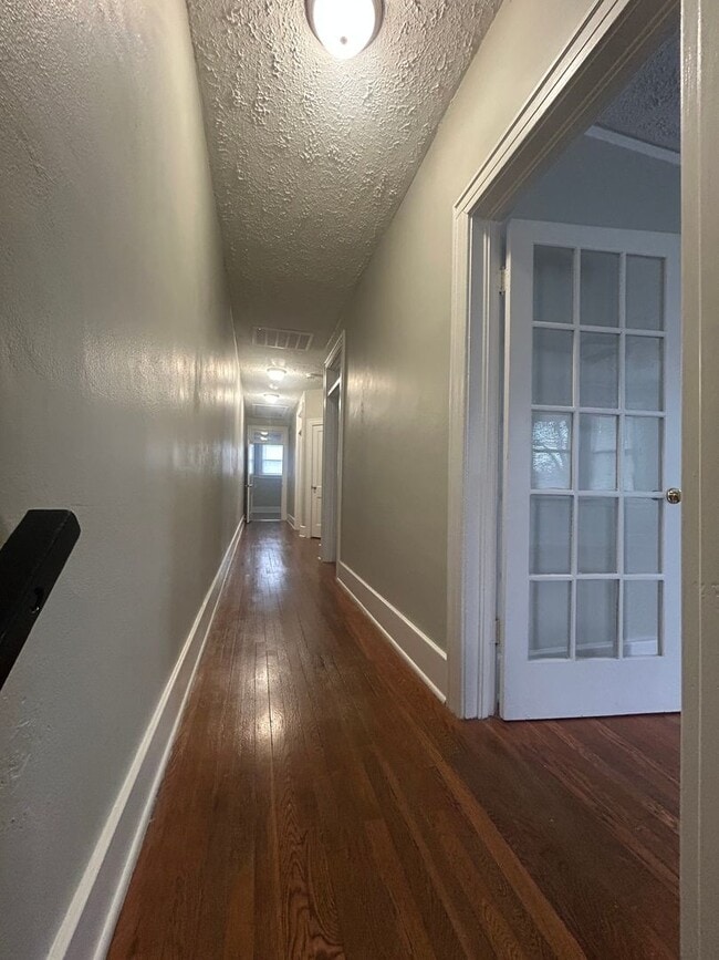 Building Photo - Quiet, Spacious 2BR/1BA