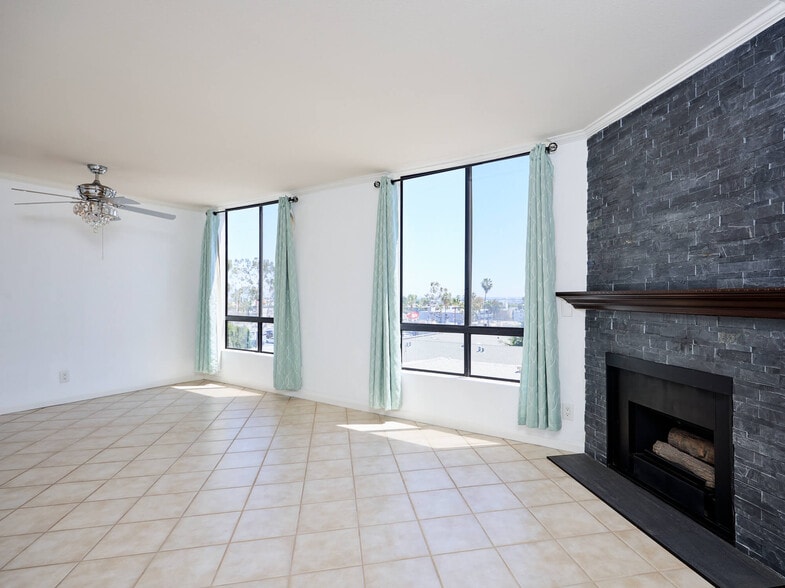 Building Photo - 7320 Hawthorn Ave