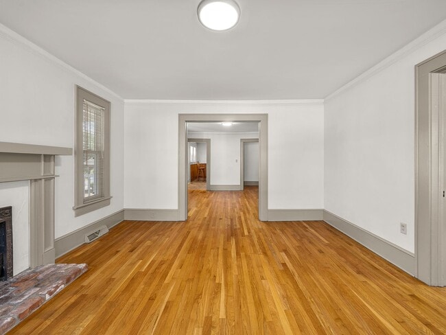 Building Photo - Spacious 3 BR, 2 BA Home, Screened Porch w...