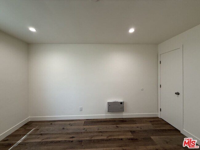 Building Photo - 2400 Vanderbilt Ln