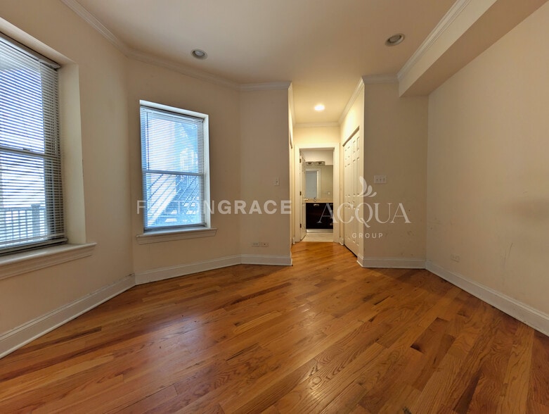 Building Photo - 6937 N Oakley Ave