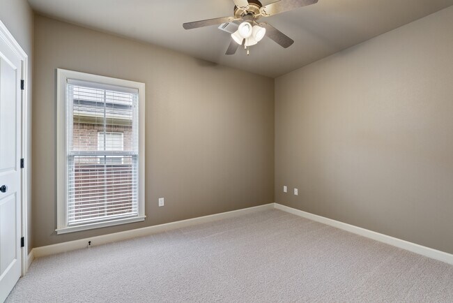 Building Photo - 1300 Edge Valley Dr N