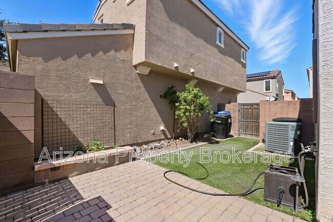 Building Photo - 2258 S Buckaroo Trail