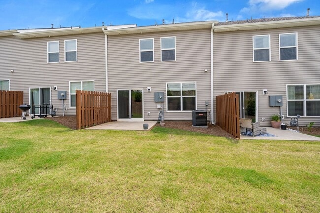 Building Photo - Lovely 3 BR, 2.5 BA Townhome, Centrally lo...