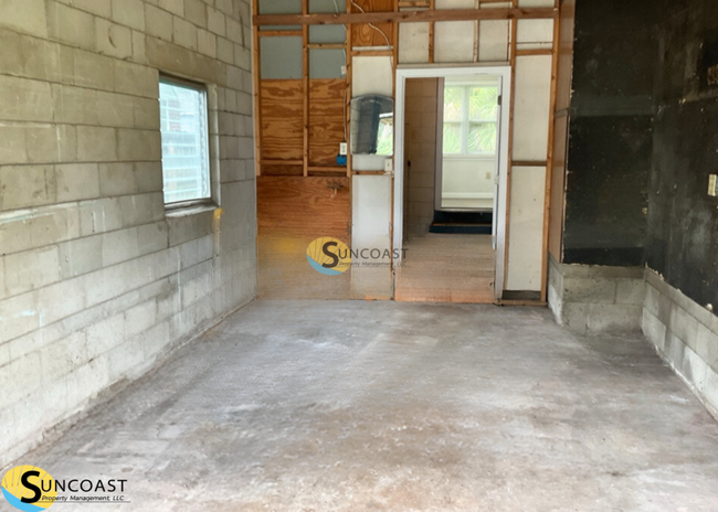 Building Photo - Spacious Home Full of Natural Light!