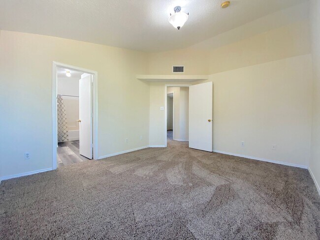 Building Photo - 4bed/2bath plus Bonus Loft!