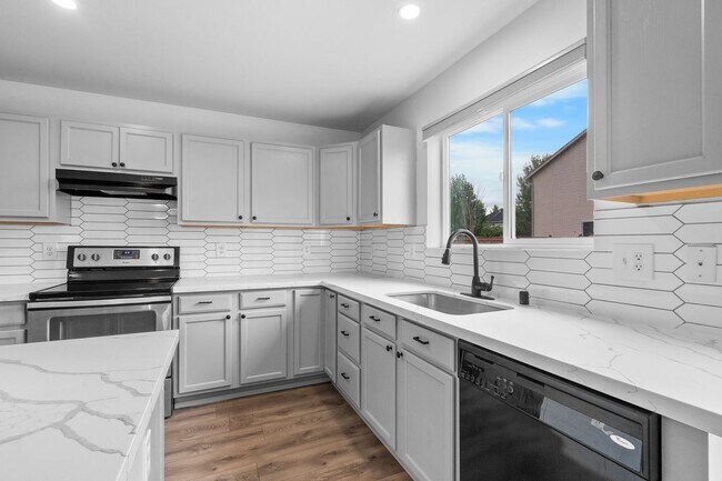 Building Photo - Spacious 5-Bedroom Home in Prime Yelm Loca...
