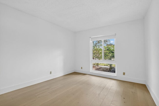 Building Photo - 708 Lago Rd