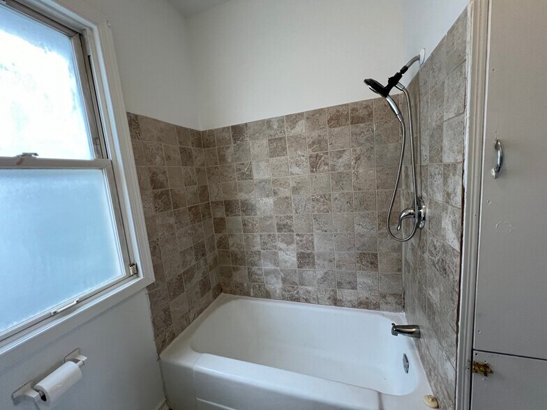 Building Photo - 1122 W 144th St