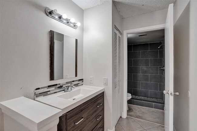 Building Photo - 9999 Summerbreeze Dr