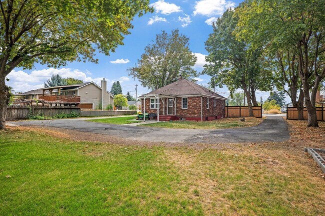 Building Photo - East Valley Home With Large Yard!