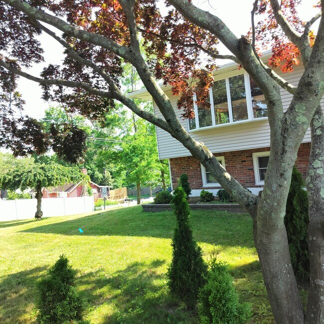 Building Photo - 8 Sunburst Dr