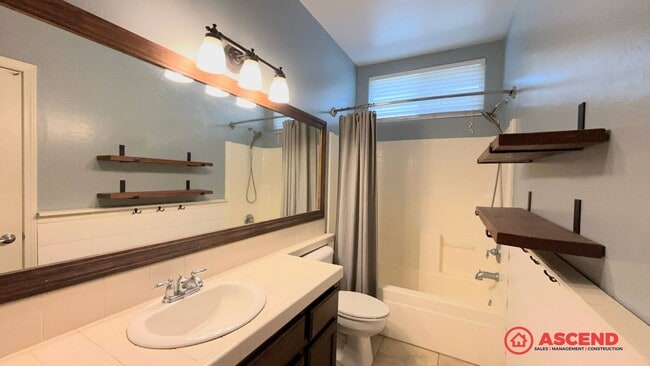 Building Photo - Beautiful Home Located In The Southwest!