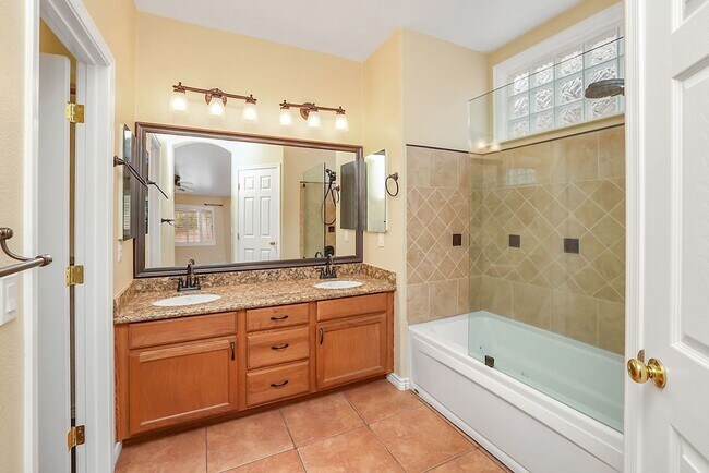 Building Photo - Queen Creek beauty!