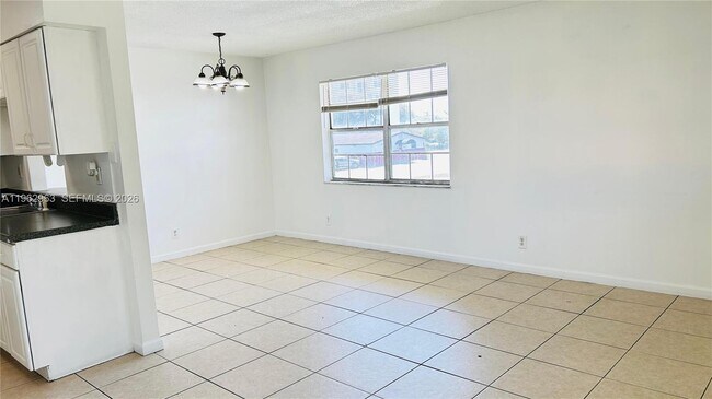 Building Photo - 978 SW 10th Dr