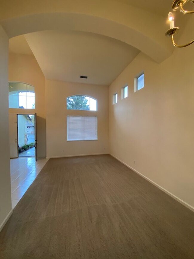 Building Photo - Rare Find! 5 bedroom spacious family home in a gated community Roseville.