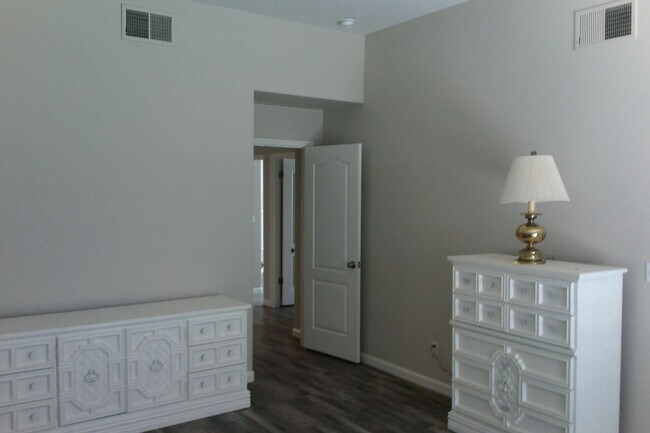 Building Photo - 1923 E Desert Island Dr