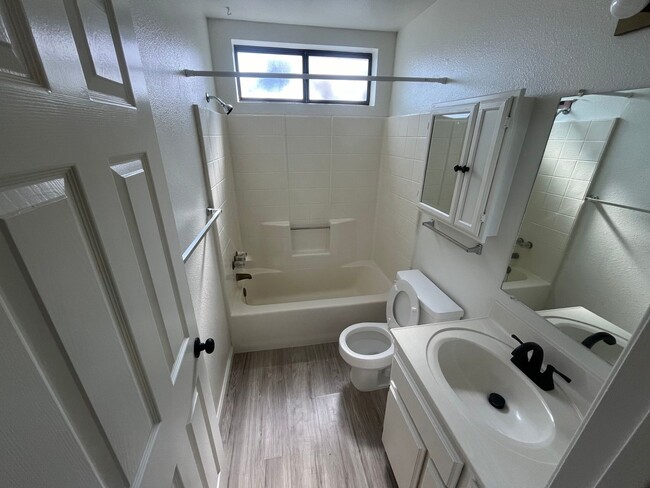 Building Photo - 402 Oakwood Ct