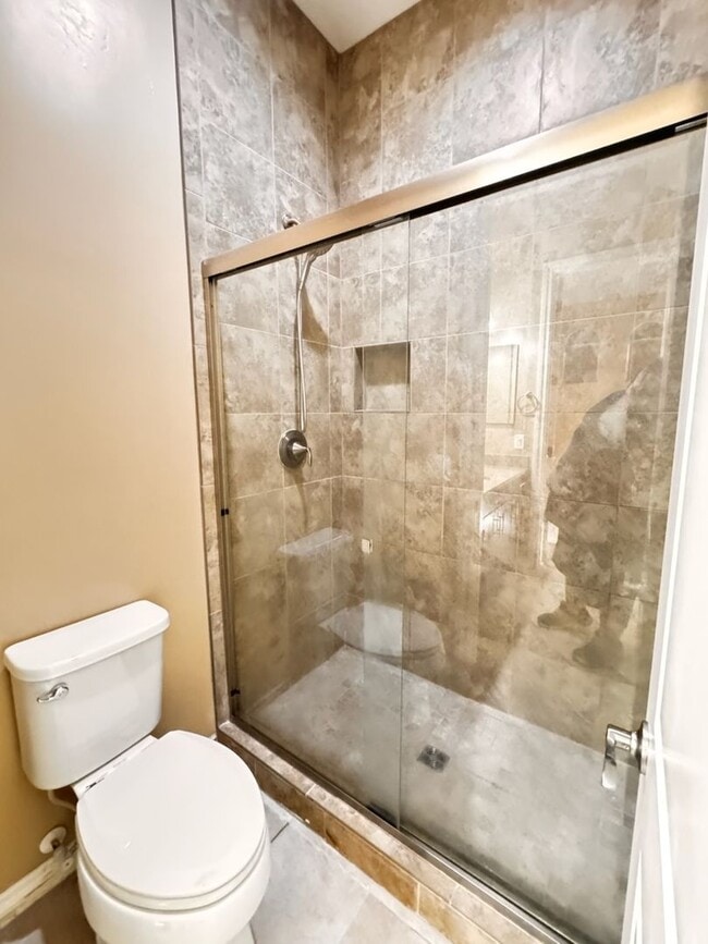 Building Photo - 4 Bedroom + den energy efficient Hamilton High