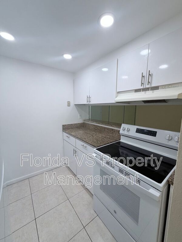 Building Photo - 925 W Oak Ridge Rd