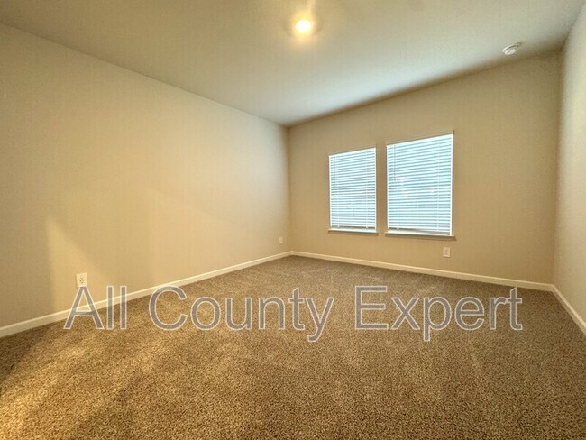 Building Photo - 823 Misty Holw Trl