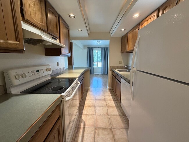 Building Photo - Now renting 2 bedroom 1.5 bathrooms Condo at Castlerock