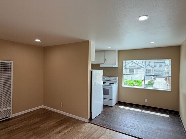 Interior Photo - 317 Warwick- 270- 1196/2701