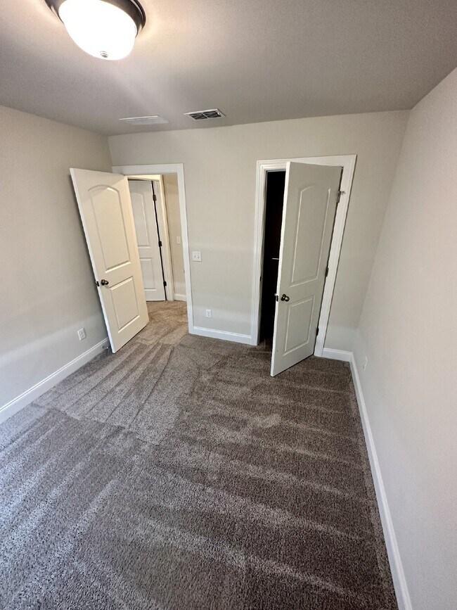 Building Photo - 304 Cheval Dr
