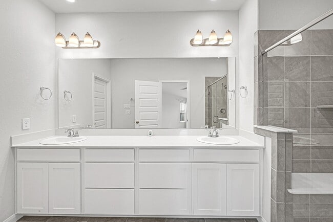 Building Photo - 1528 Lakeline Oak Dr