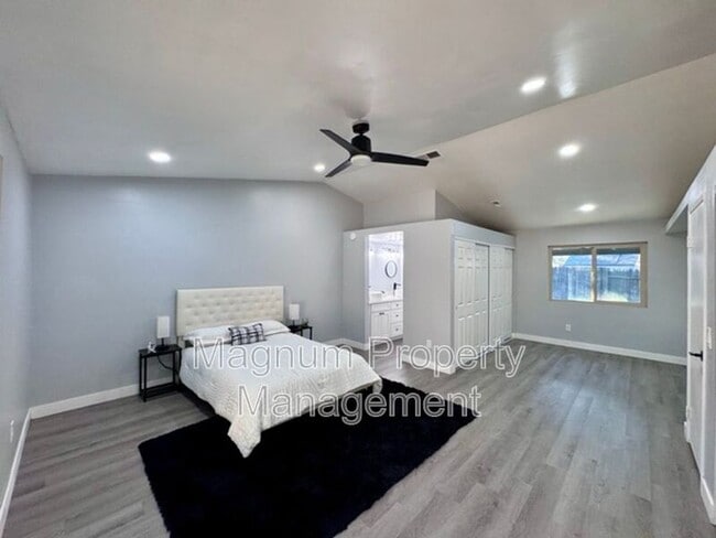 Building Photo - 45627 Clubhouse Dr