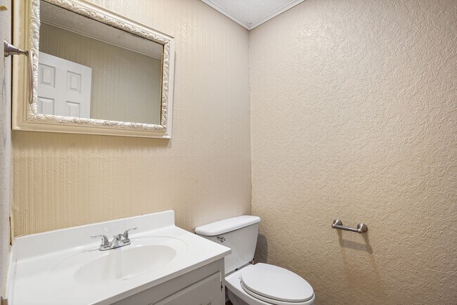Building Photo - 9 Lakeview Manor